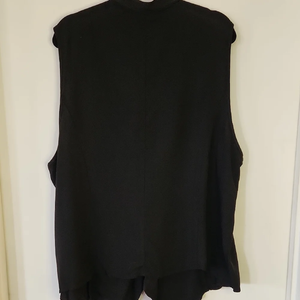 NWT Torrid Black Sleeveless Top with Zipper Accents - Picture 2 of 8